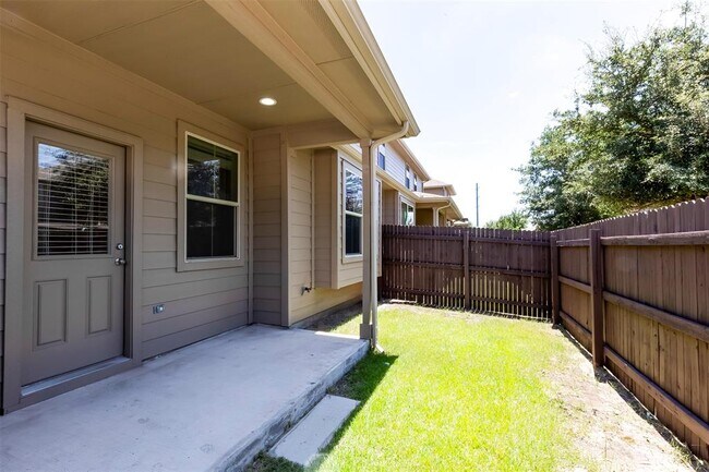 Building Photo - 2880 Donnell Dr