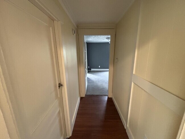Building Photo - Newly Renovated 3BR Apartment with Modern Updates – Convenient Location!