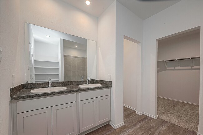 Building Photo - 5630 Avalon Woods Dr