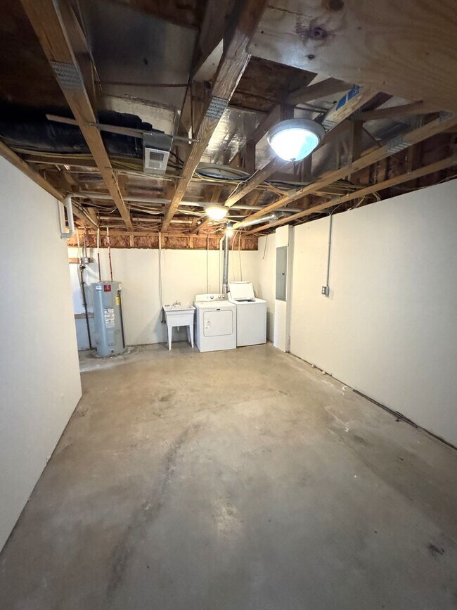 Building Photo - Taylor Spring Townhouse With Garage and Basement