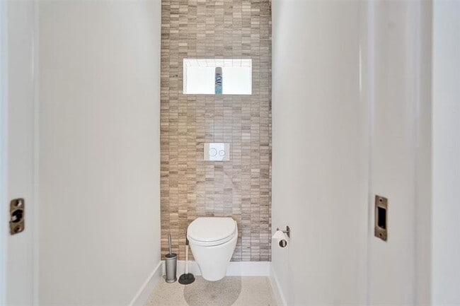 Building Photo - 2514 Yacht Club Blvd