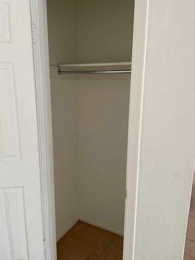 Building Photo - Charming 3 bed 2 bath single level home with RV Gate