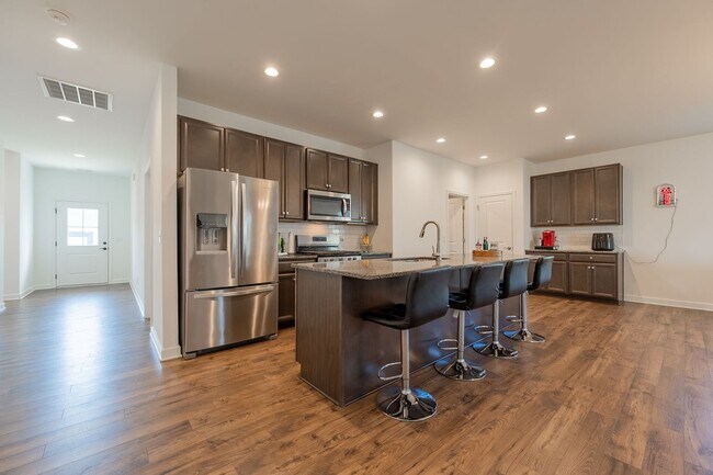 Building Photo - Modern Home with Open Floor Plan in Blacks...