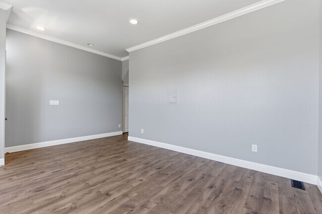 Building Photo - Bright & Modern 2BR Flat with Driveway Parking — Newly Renovated in Silver Terrace