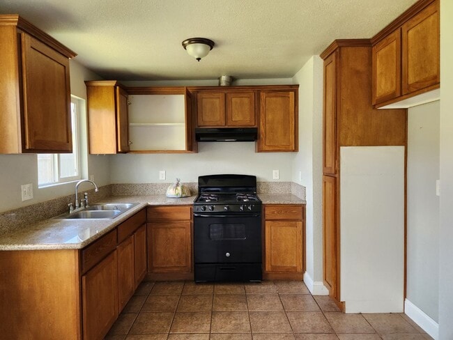 Building Photo - 314 W Maple St