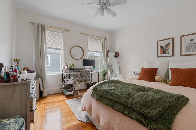 Building Photo - HUGE THREE BED IN SOMERVILLE!!!!!!!!