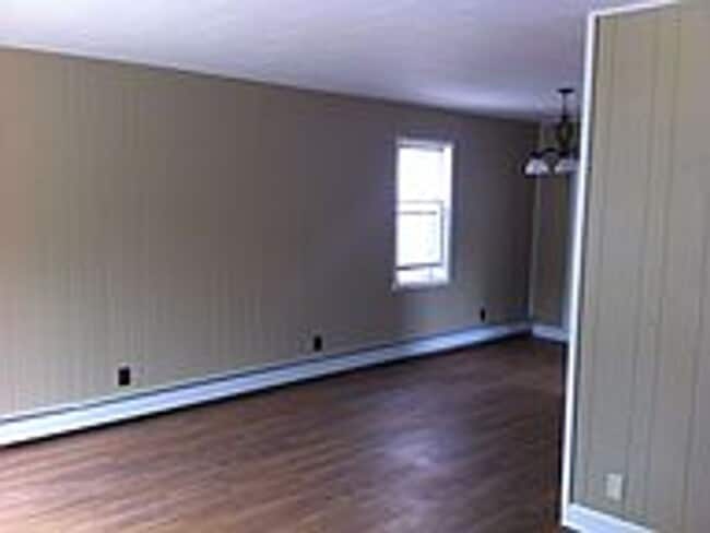 Building Photo - AVAILABLE JUNE - 3 Bed, 1 Bath Updated Home!