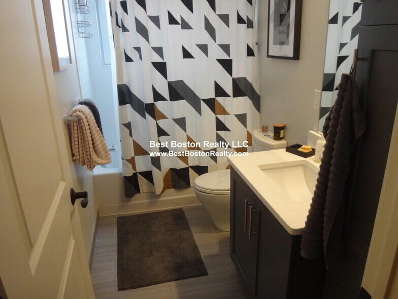 Building Photo - 168 Hampshire St