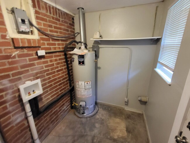 Building Photo - Cute 2 bedroom, 1 bathroom house located n...