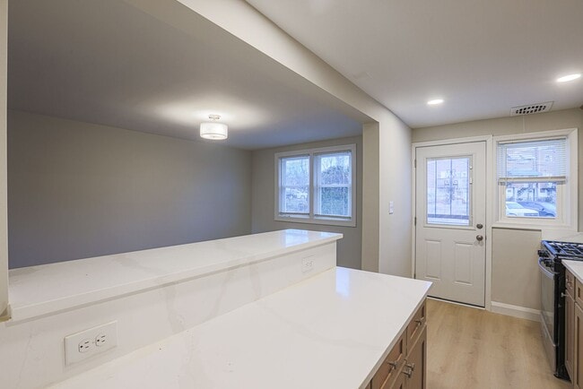 Building Photo - RENOVATED PARKVILLE TOWNHOME 3BR 1.5BA