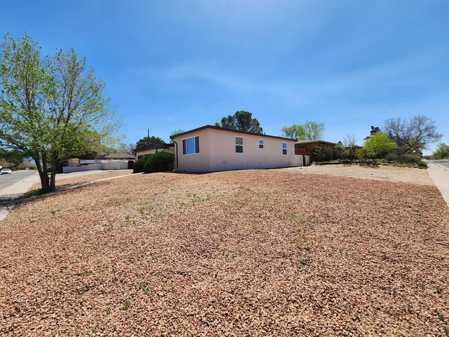 Building Photo - 4 bed 2.5 bath