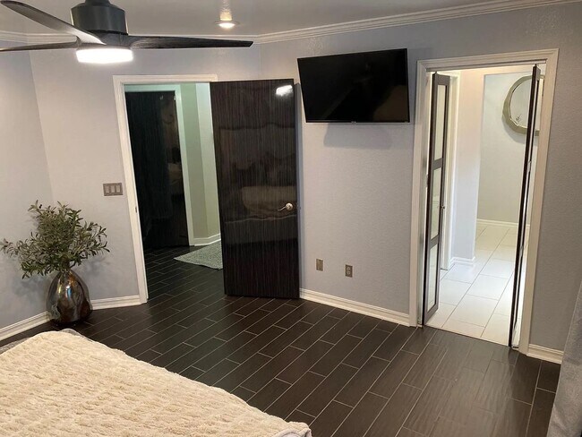 Building Photo - Available August 1st! Beautifully Remodele...