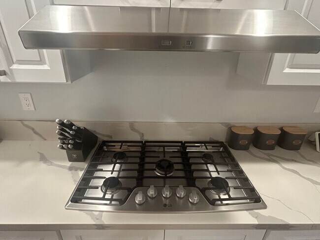 Building Photo - 2 Bed 2.5 bath townhome located on the golf course!