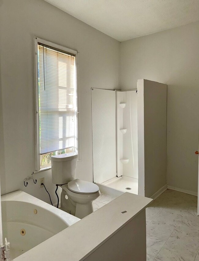 Building Photo - Complete New Central Hvac in this 2 Bed/1 ...