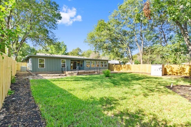 Building Photo - 1520 Villanova Dr