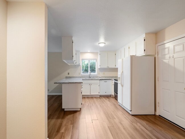 Building Photo - Single Level Ranch Home In Desirable Clayt...