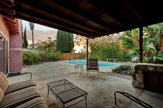 Building Photo - Charming Single-Story Pool Home in Prime Northridge Location