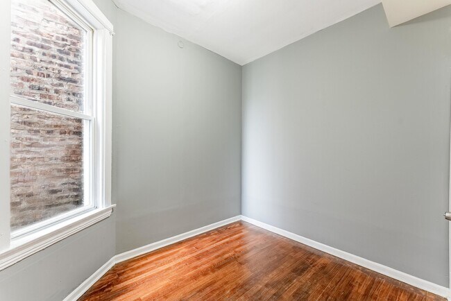Building Photo - 1426 S Avers Ave