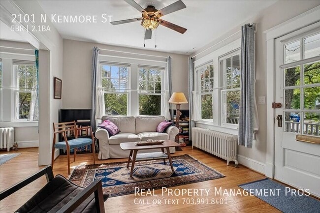 Building Photo - 2101 N Kenmore St