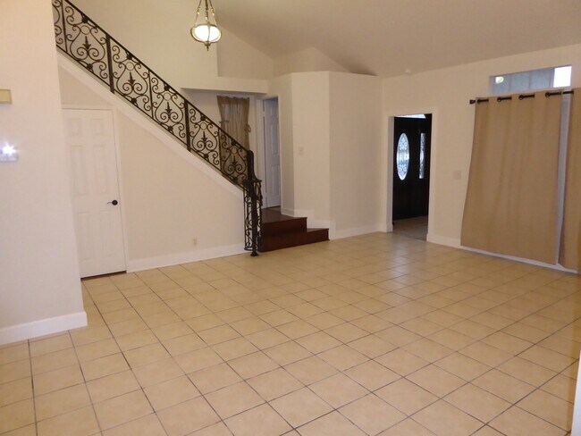 Building Photo - 4 Bedroom Rental Home in Santa Clarita.
