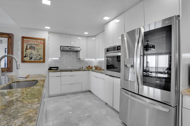 Building Photo - 1149 Hillsboro Mile