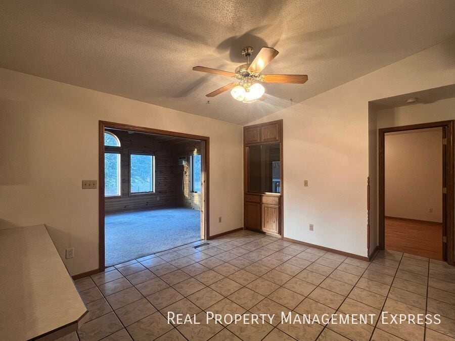 Building Photo - Stunning 4 Bedroom 2.5 Bath Home in South East Sioux Falls