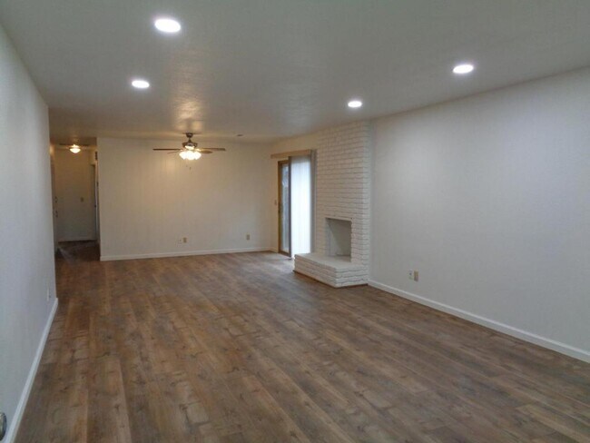 Building Photo - 244 W Alexander Ave