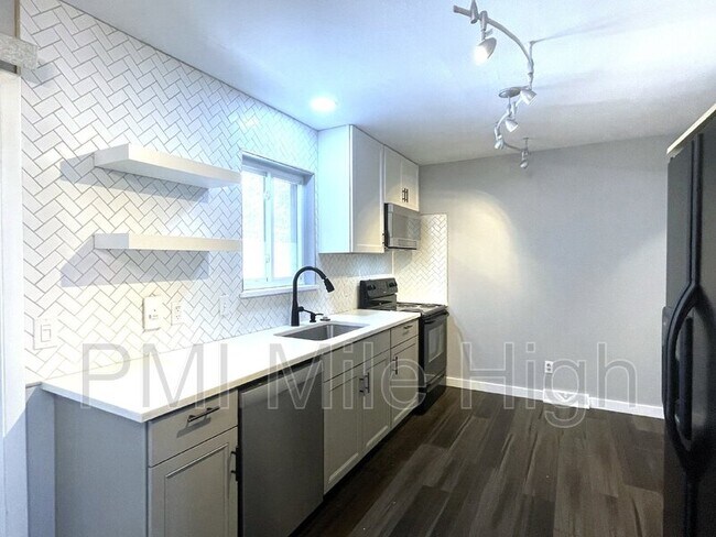 Building Photo - 127 17th Ave