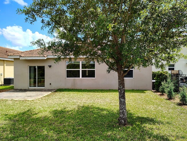 Building Photo - "Resort-Style Living in Davenport: Spacious 4-Bedroom Home with Solar Panels, Internet Included &...