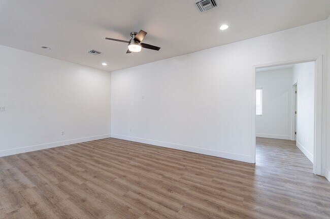 Building Photo - 332-334 N Warren Ave