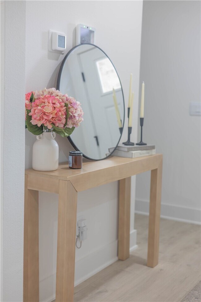 Building Photo - 112 S Broyles Ave