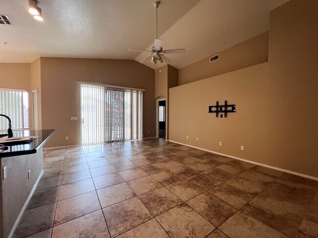 Building Photo - 4 BEDROOM WITH POOL