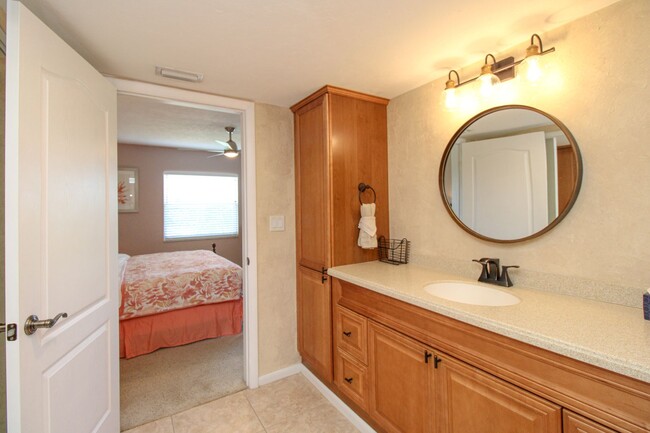Building Photo - ** 2/2 CHARMING FURNISHED CONDO AT THE ISL...