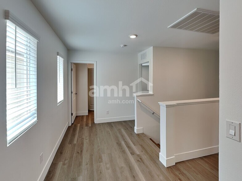 Building Photo - 5872 Vaes Dothrak St