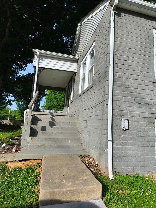 Building Photo - Charming 2br/1ba house near downtown