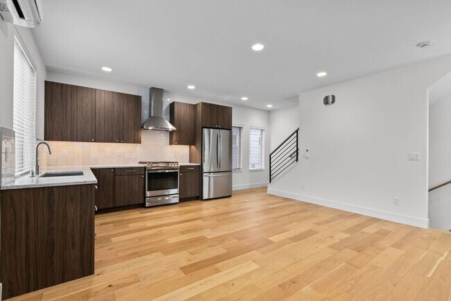 Building Photo - Stunning Ultra-Modern Central District Tow...