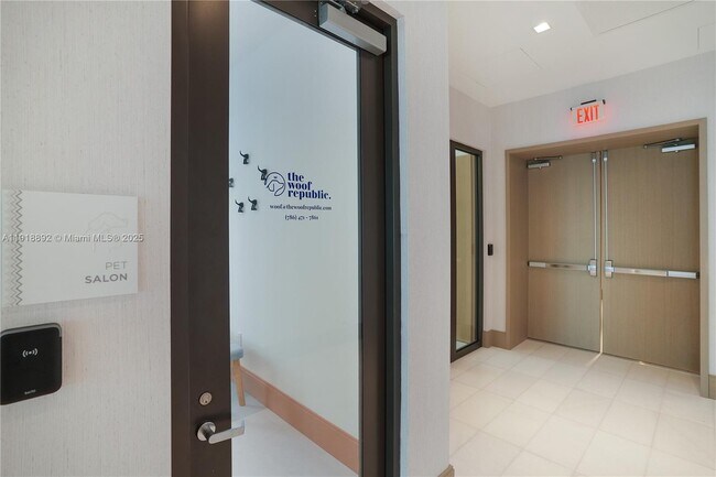 Building Photo - 700 NE 26th Terrace