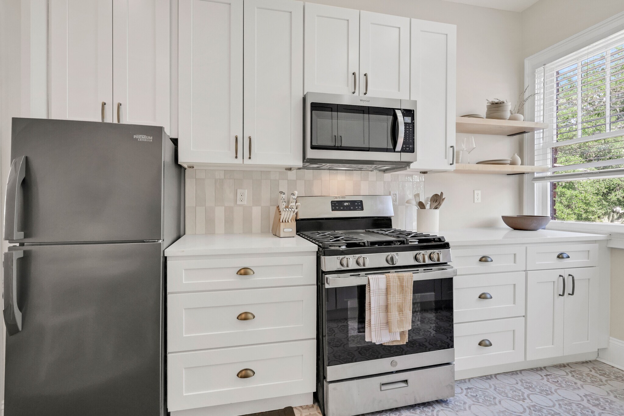 2Z2A3945 - 2738 Riverside Ave