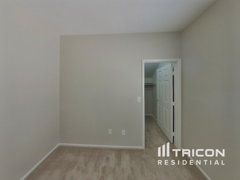 Building Photo - 3613 E Carisbrook Dr