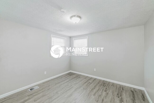 Building Photo - 3 Bedroom Pet-Friendly Home in Louisville, KY with Main Street Renewal