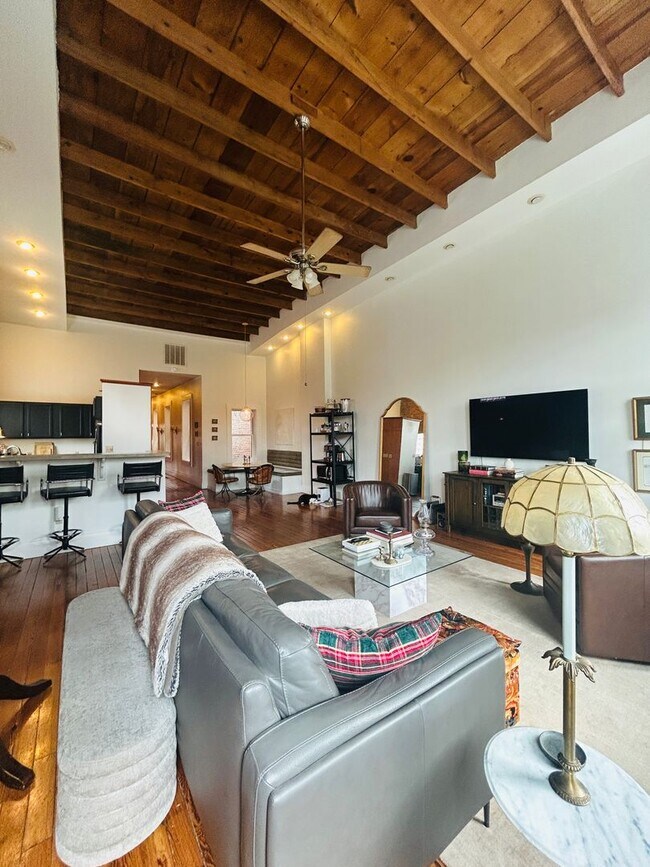 Building Photo - Madison Ave. Loft