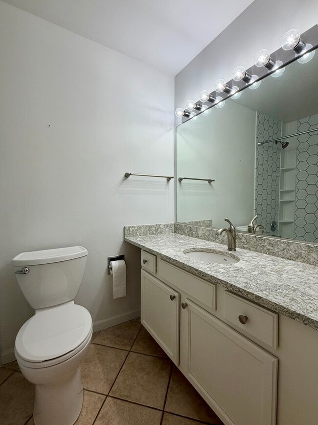 Building Photo - 6010 Oakwood Dr