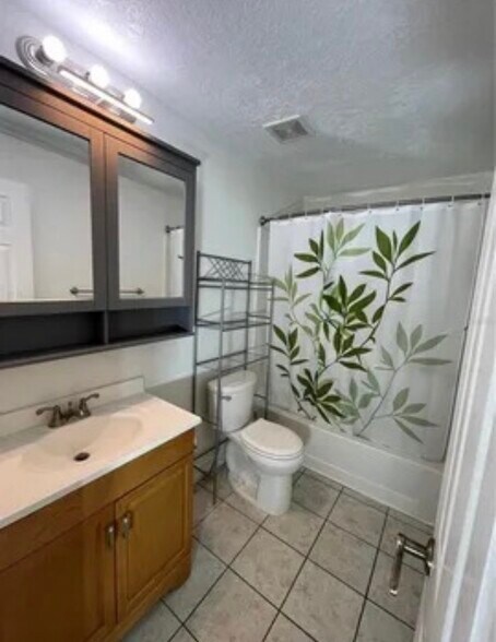 Building Photo - 2650 Oak Park Way