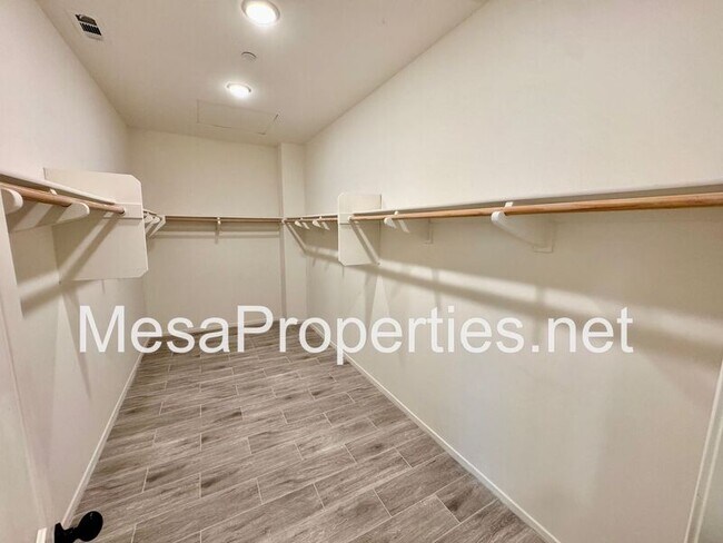 Building Photo - 3134 E La Avenida Dr