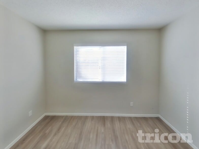 Building Photo - 4078 Deerfield Ave