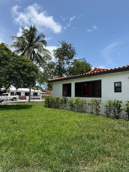 Building Photo - 604 SW 68th Ave