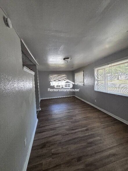 Building Photo - 10321 Earl Dr