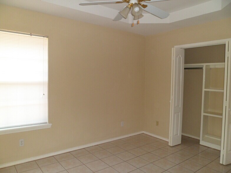 Building Photo - 1014 Stonehaven Blvd