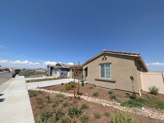 Building Photo - 821 Highlands Dr