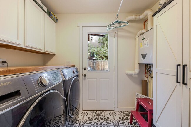 Building Photo - 3BR Furnished NW Bend Home